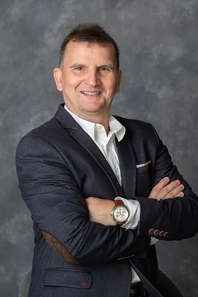 Zsigmond László, AI Transformation Architect portréja öltönyben